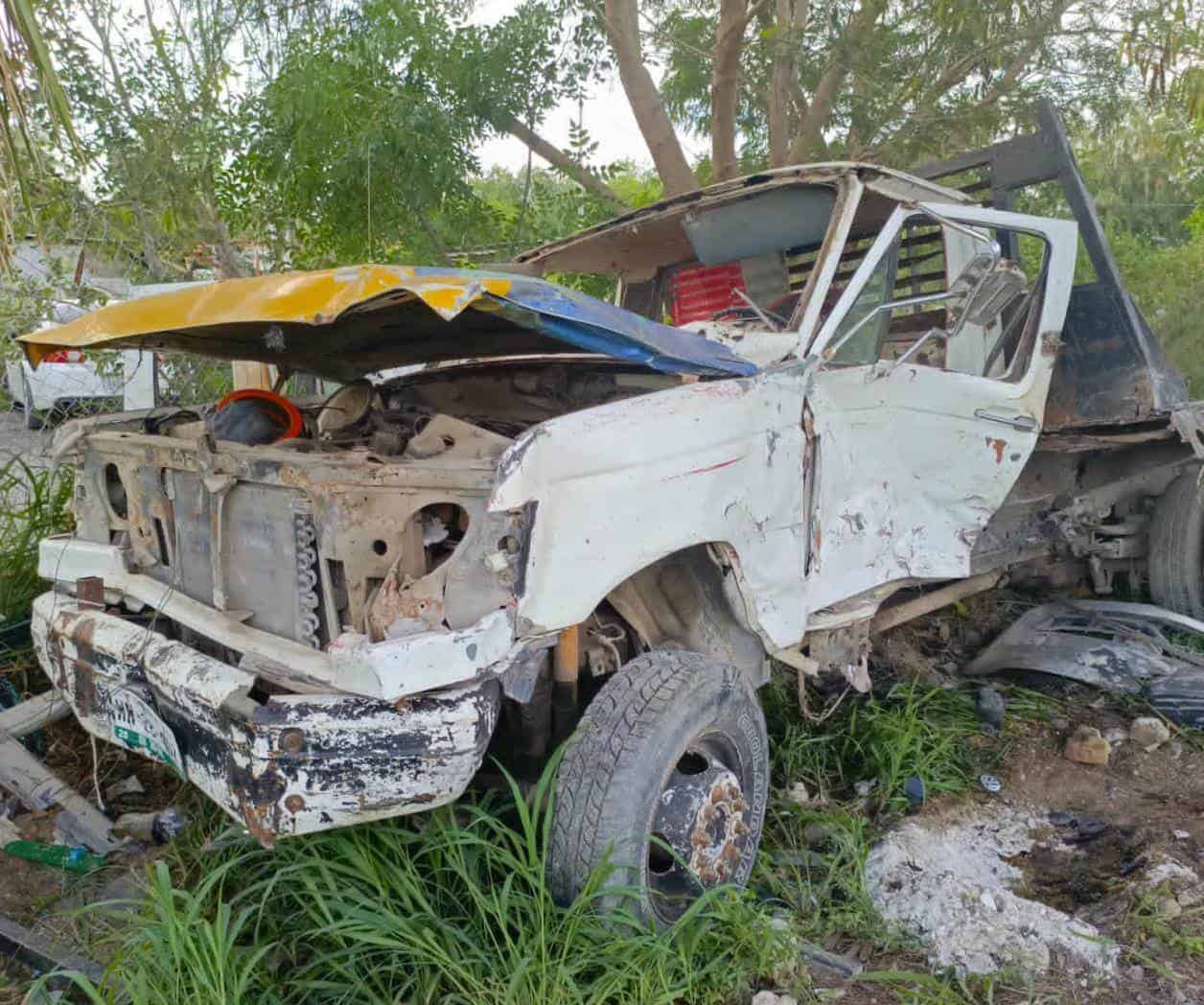 Conductora vuelca y choca contra camión en Río Bravo