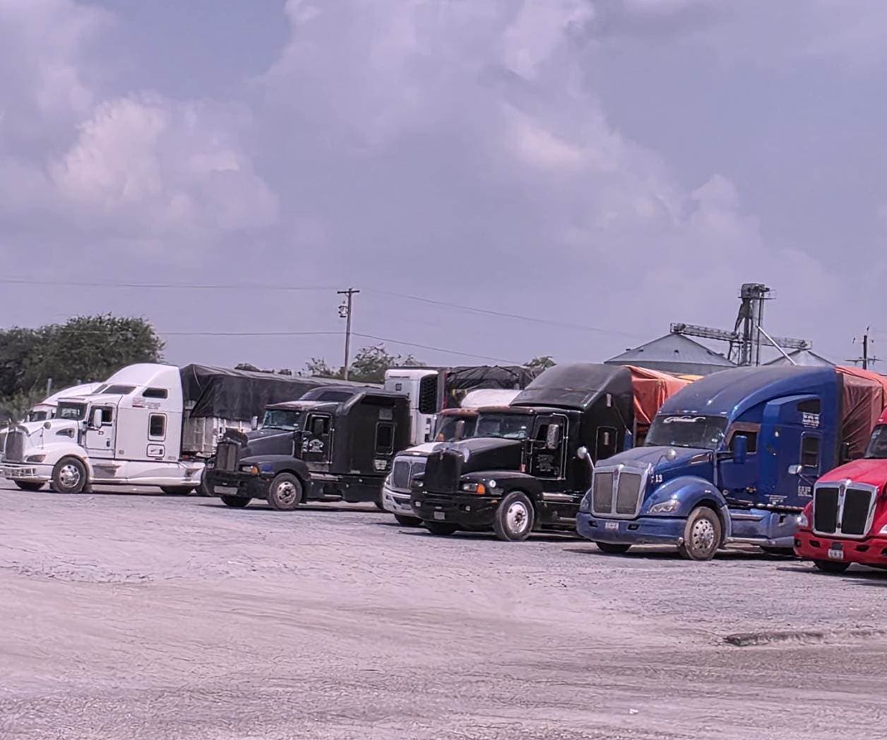 Liberan paso a transportistas