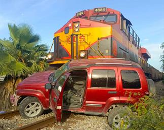 Intenta jovencita ganarle al tren; la embiste y arrastra