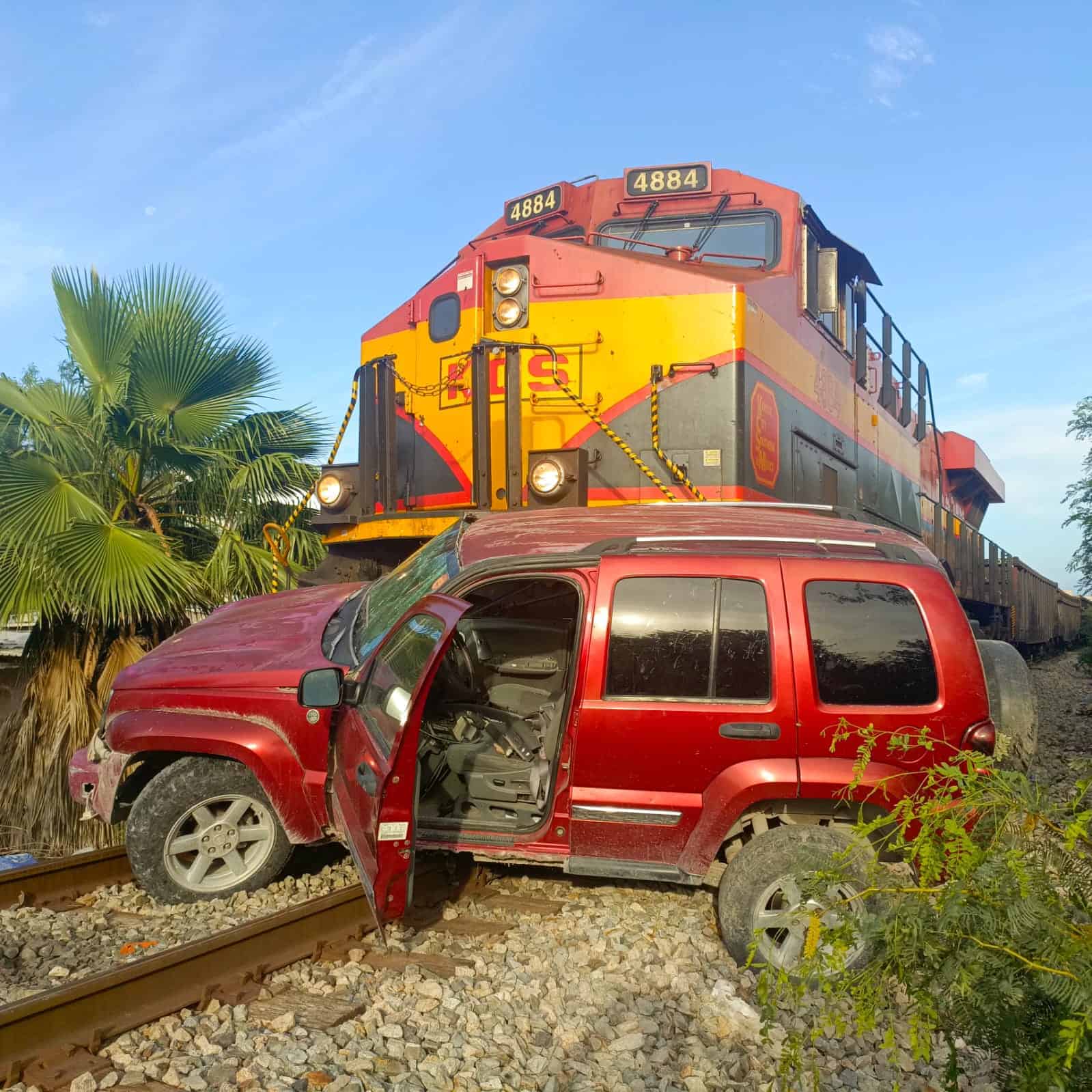 Intenta jovencita ganarle al tren; la embiste y arrastra