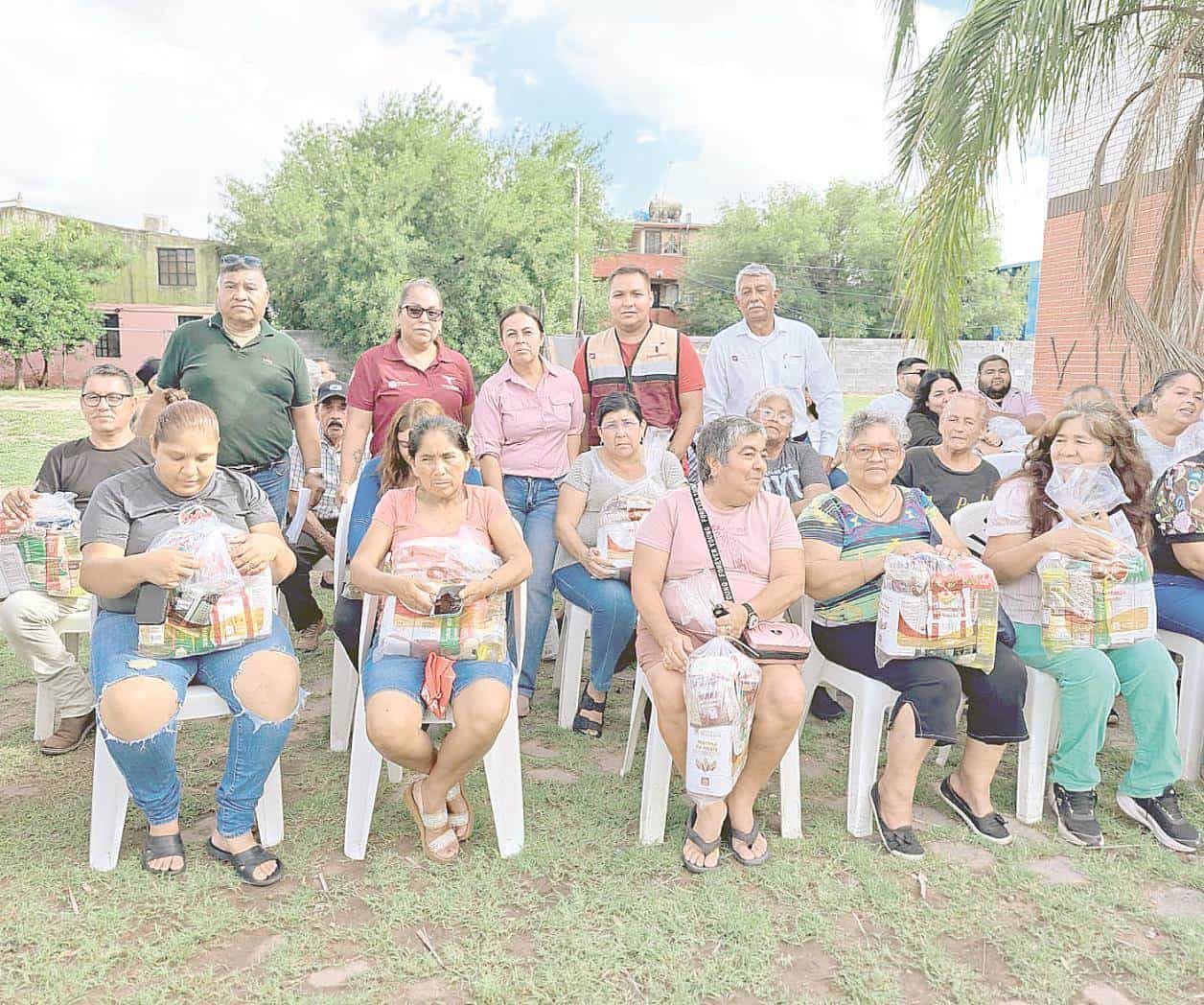 Entregan despensas del programa de la SEBIEN