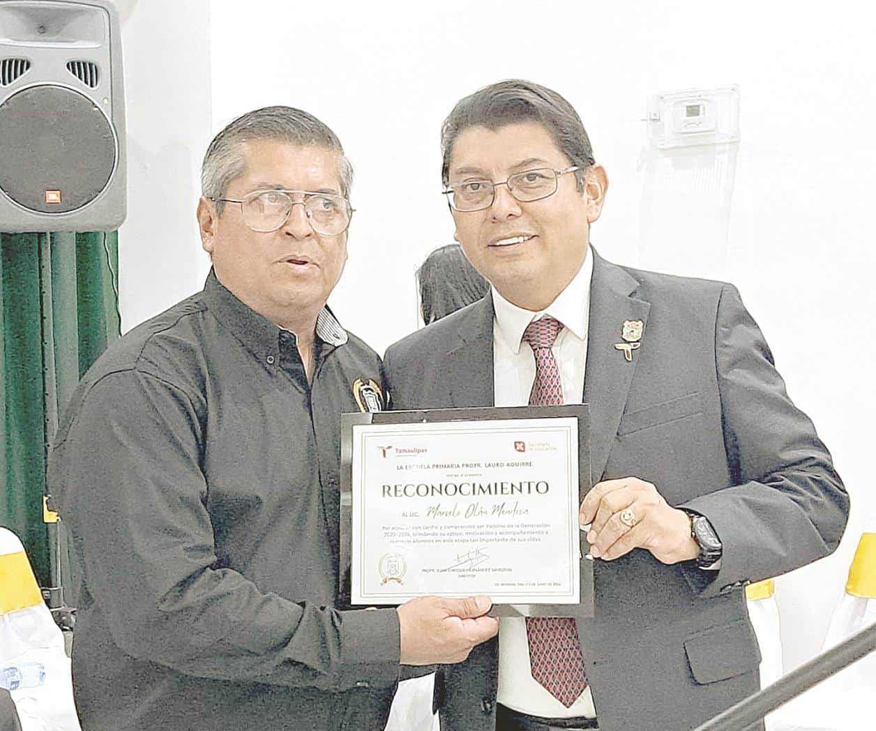 Marcelo Olán es premiado por su apoyo a la educación