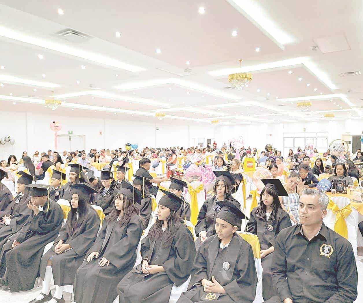 Emotiva graduación en aniversario de primaria