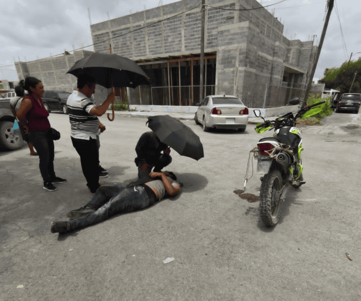 Motociclista se pasa alto y termina en el hospital