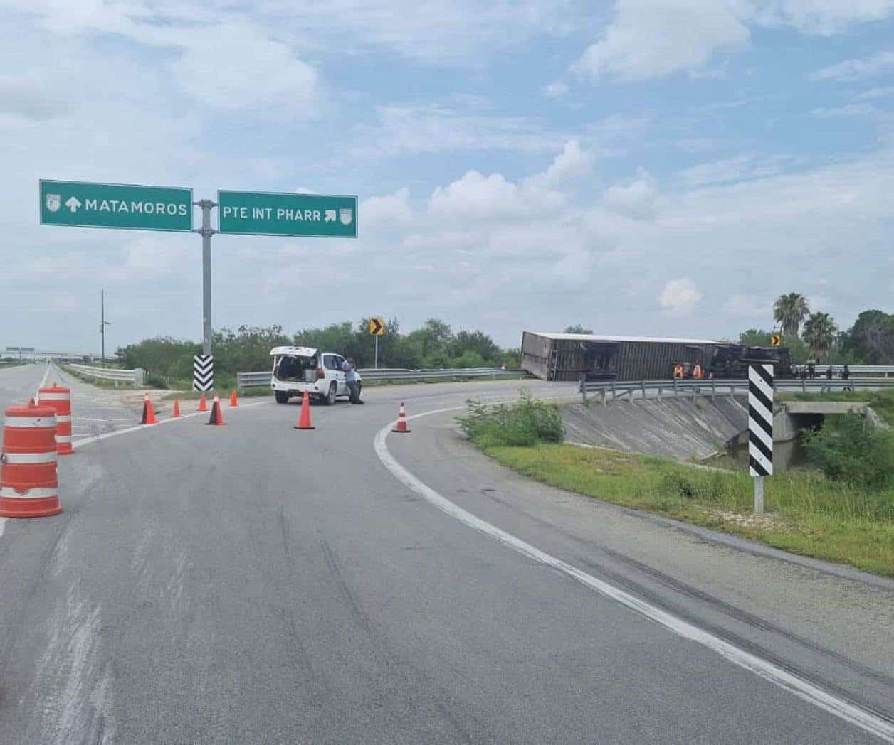 Tráiler volcado causa caos vial