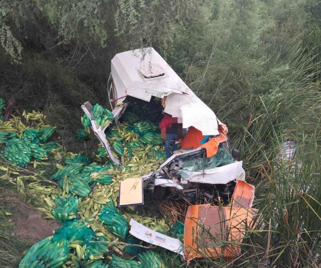 Muere hombre al caer camioneta a dren en valadeces