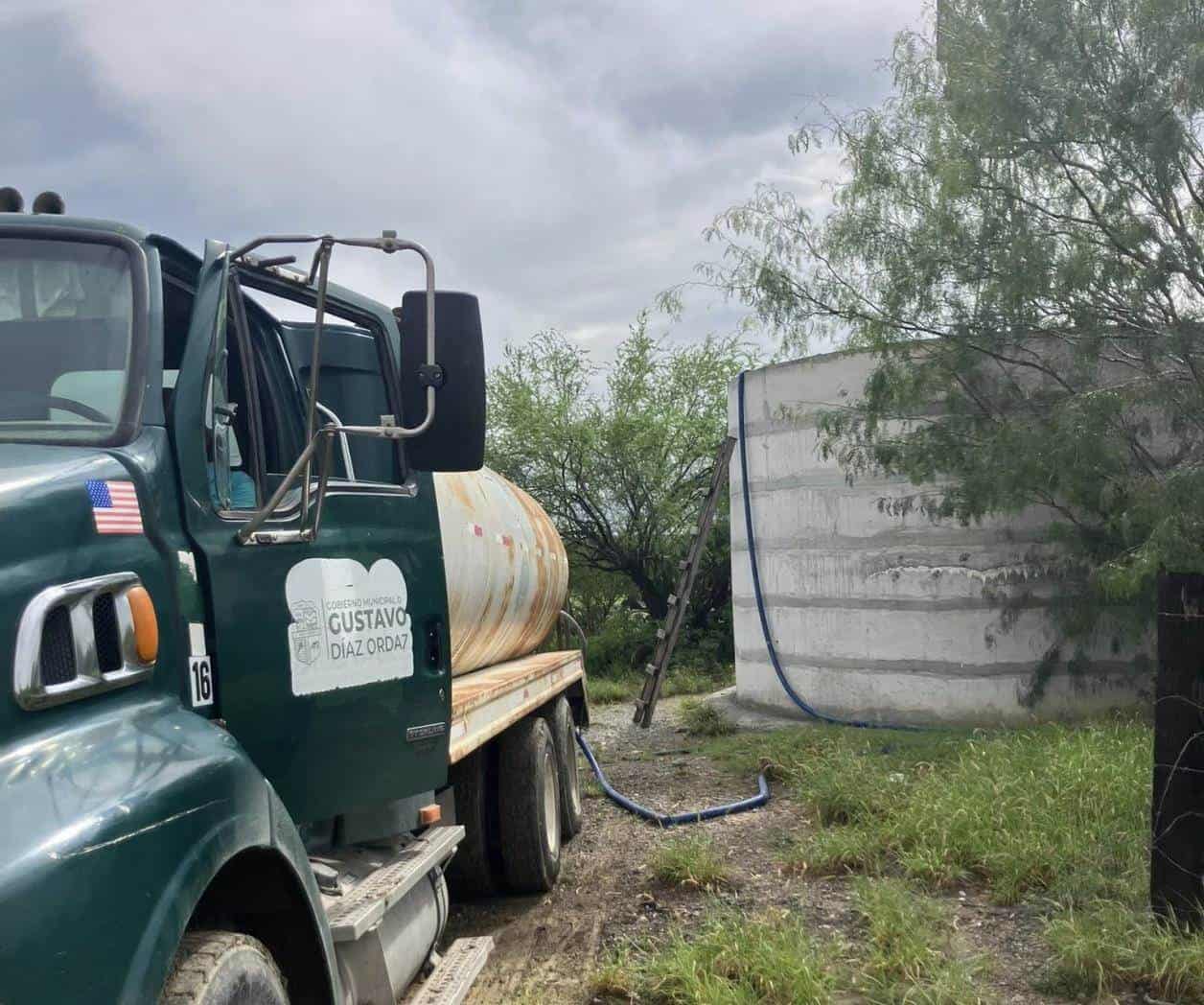 Llevan agua a familias del Rancho Piedras