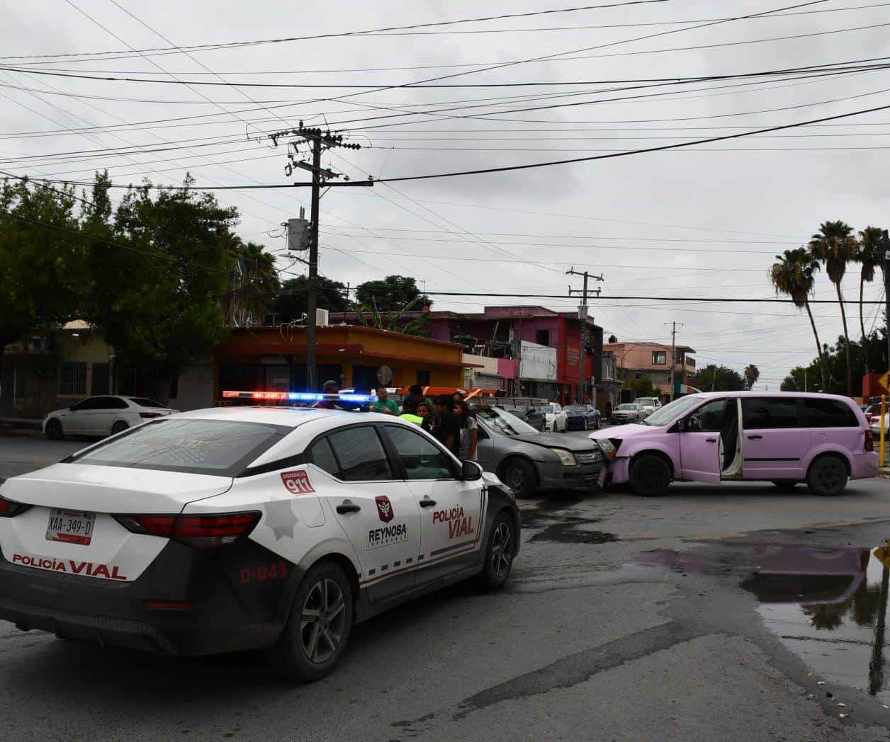Minivan provoca choque frontal al invadir un carril