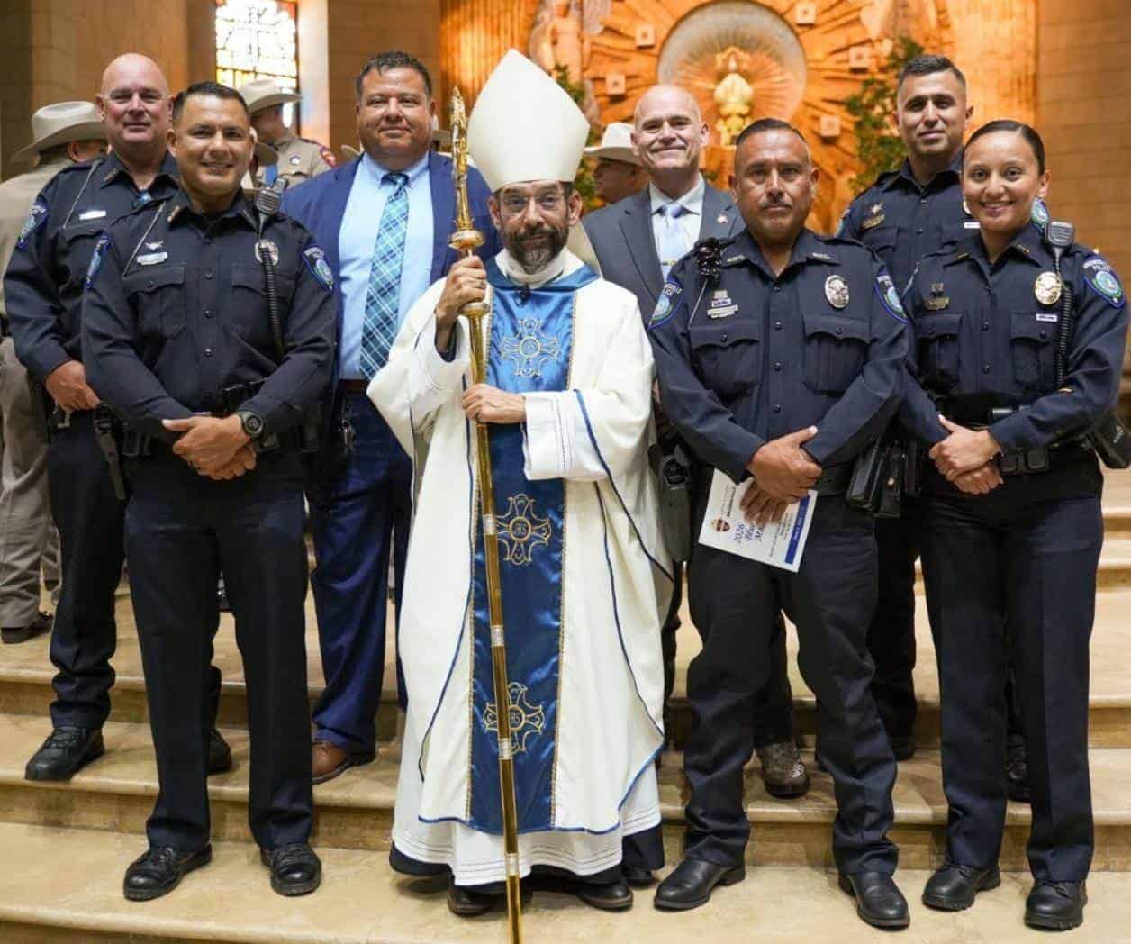 Policías reciben bendición en Misa Azul en Brownsville