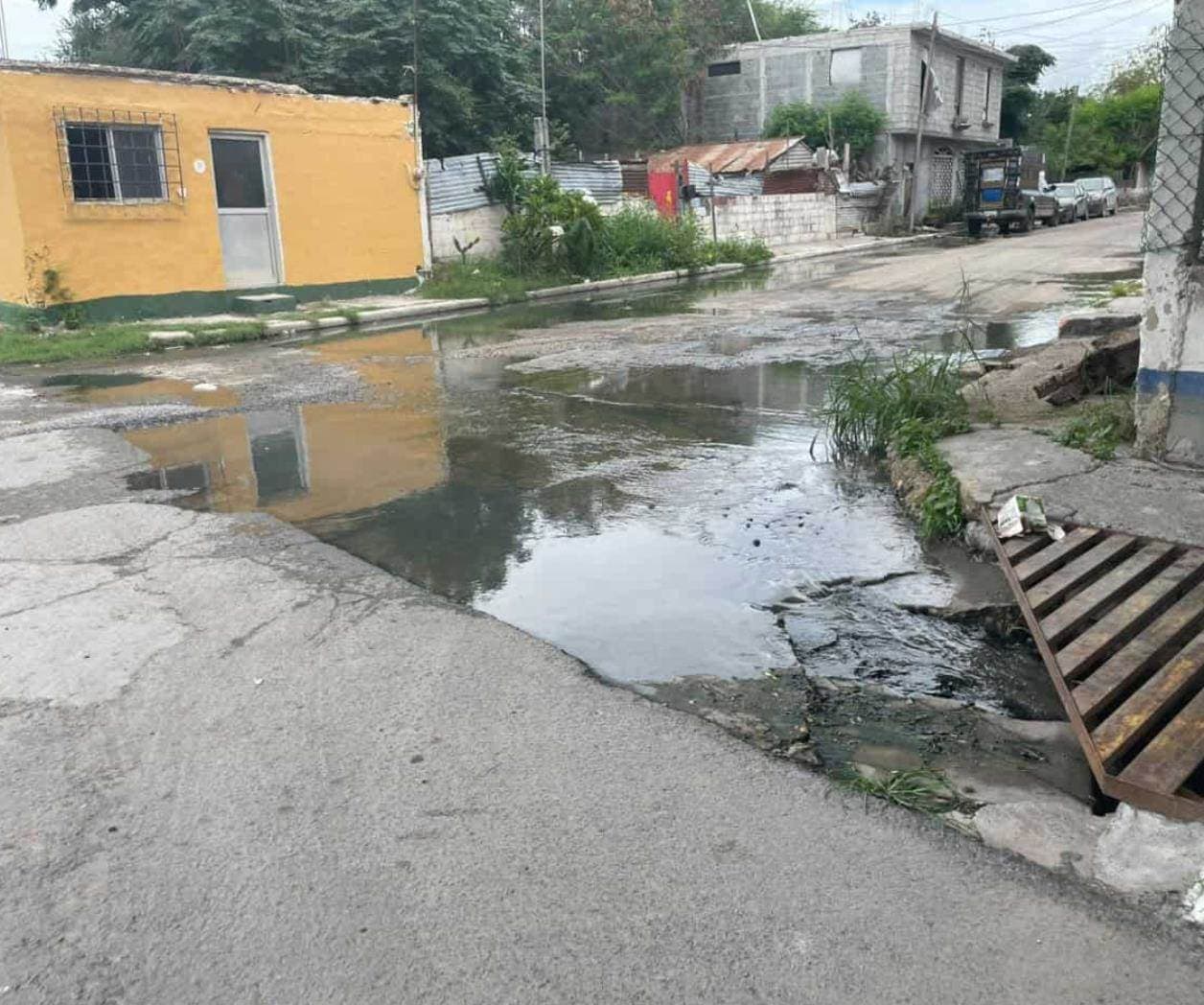 Drenaje colapsado a dos cuadras del ayuntamiento de Reynosa