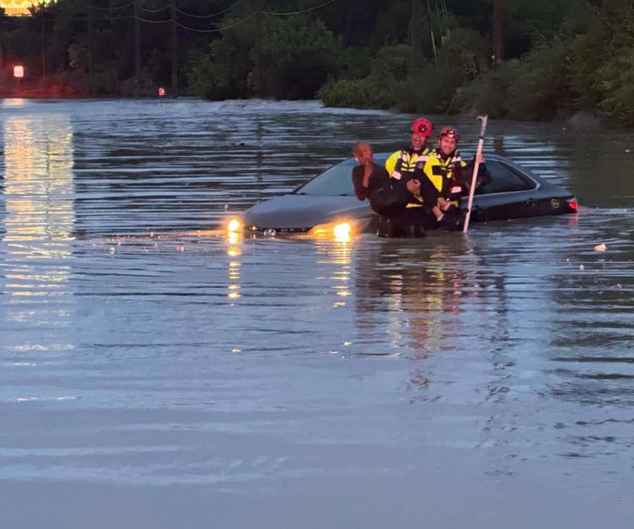 Activan rescates acuáticos a causa de inundaciones