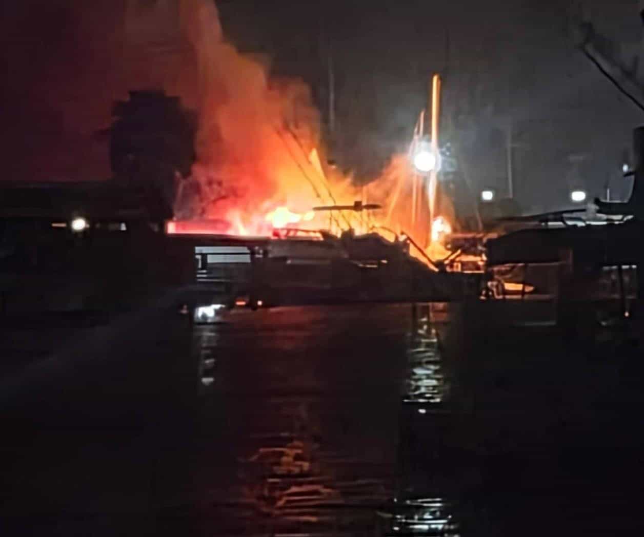 Devasta voraz incendio cuatro embarcaciones