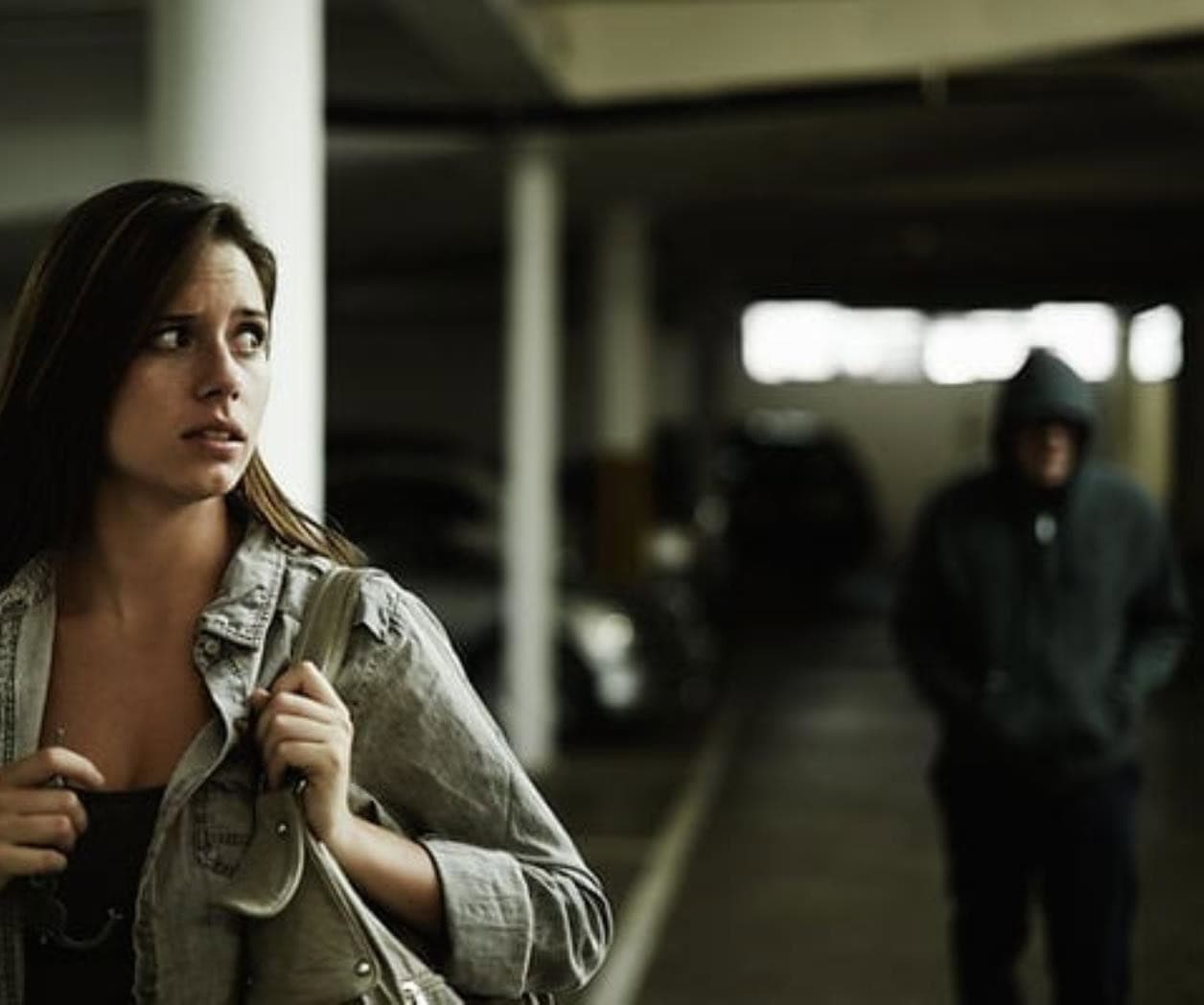 Reconocen el acecho como violencia contra las mujeres