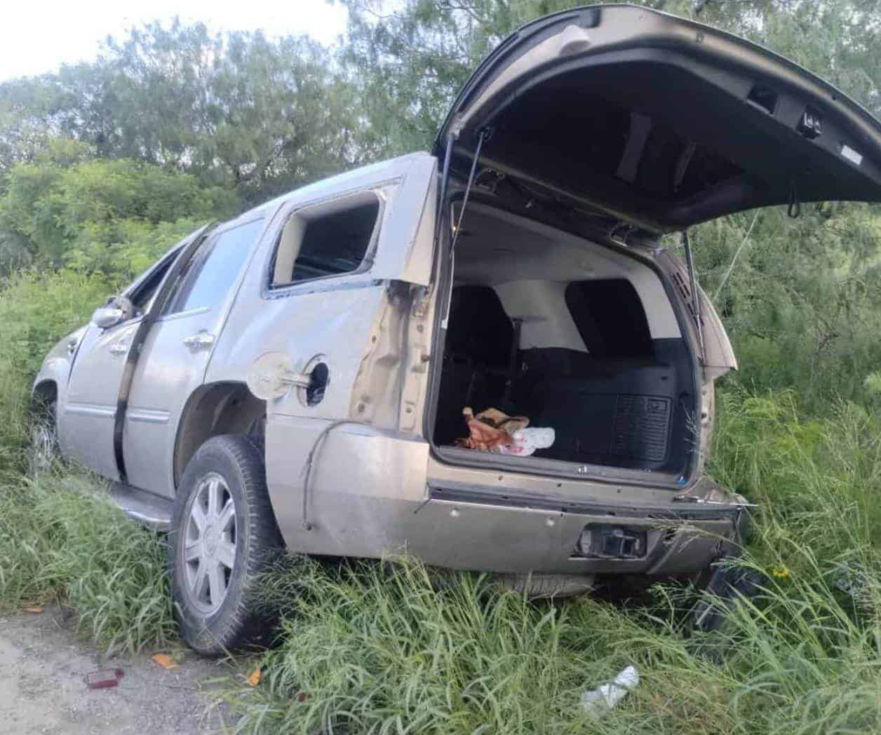 Abandonan dos camionetas tras choque en libramiento