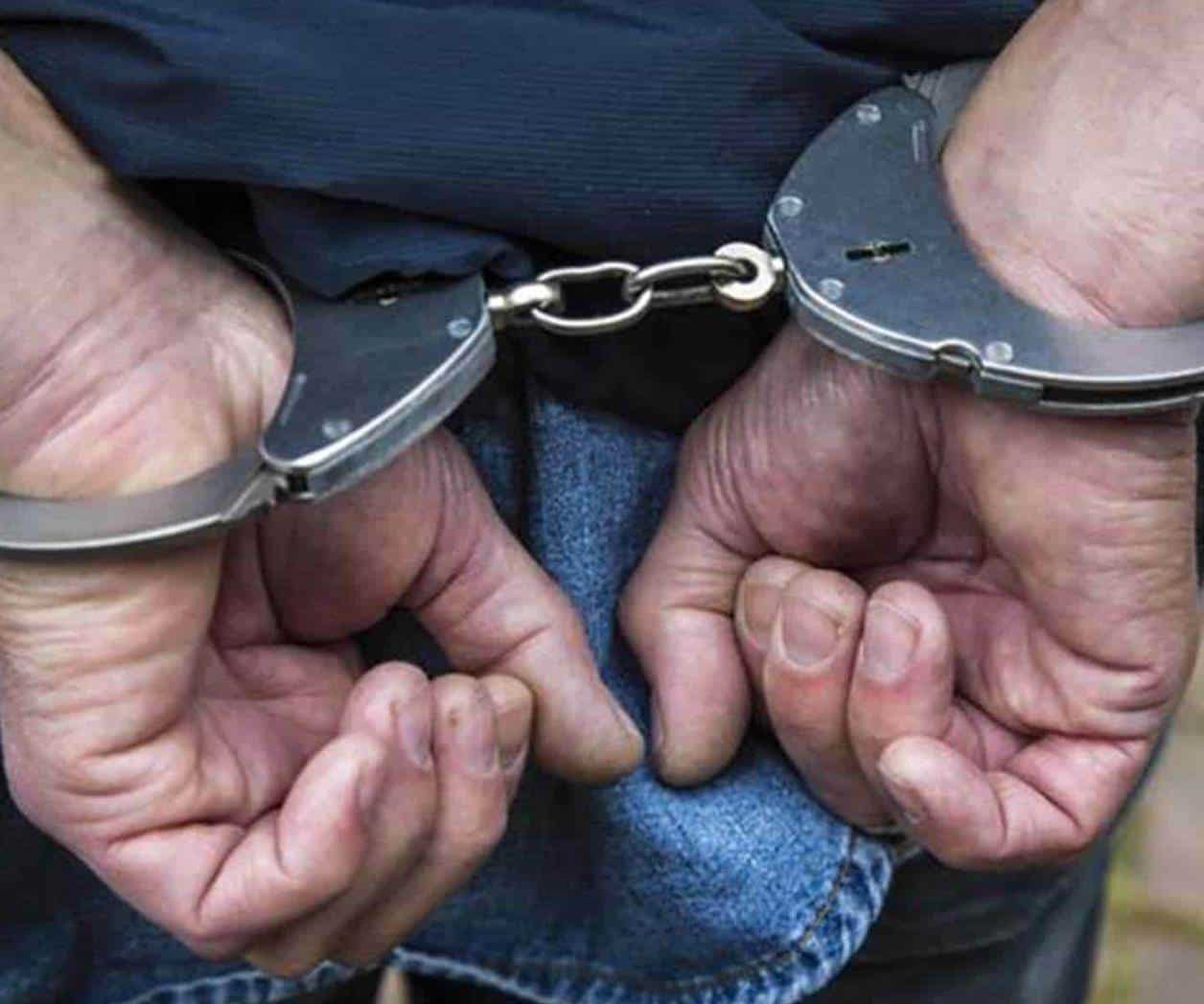 Arrestan a hombre tras persecución y choque Arrestan a hombre tras persecución y choque