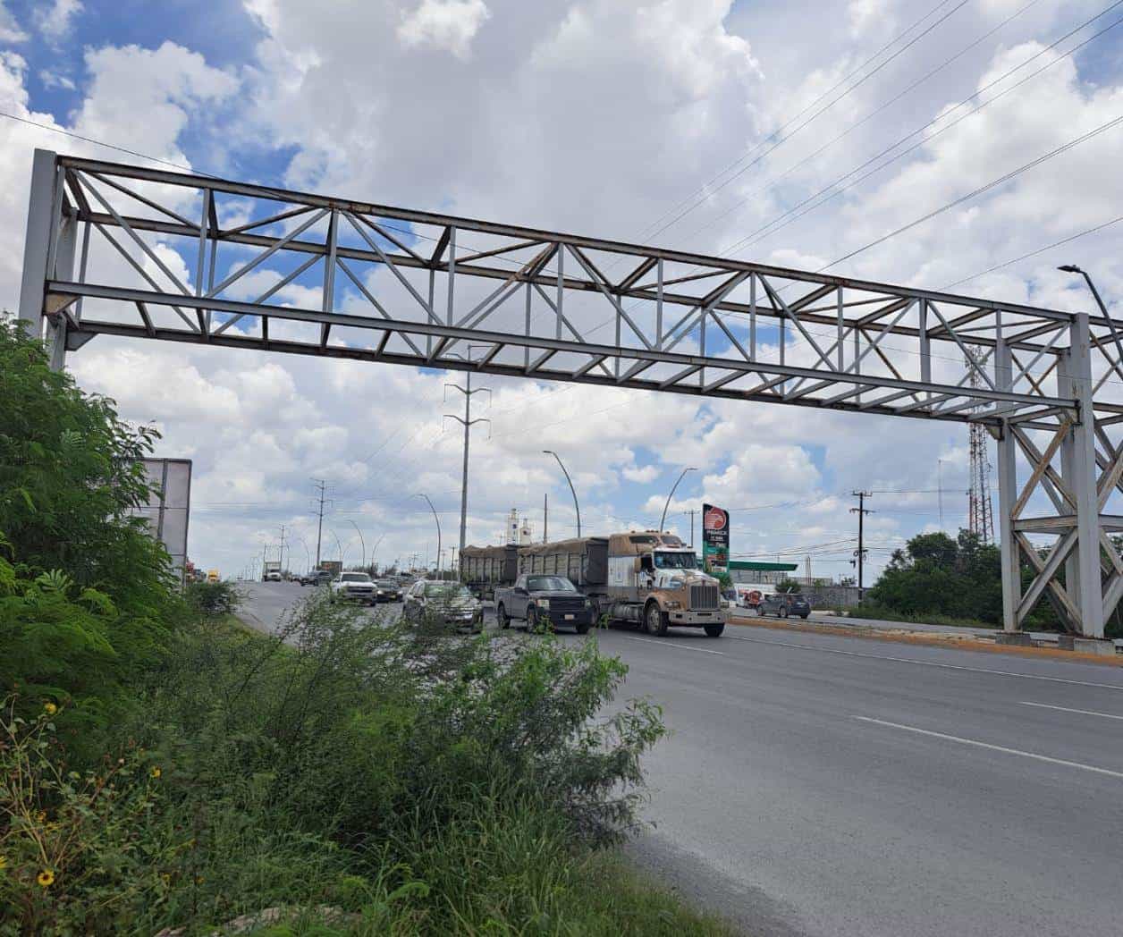 Exigen terminar el puente peatonal frente a secundaria