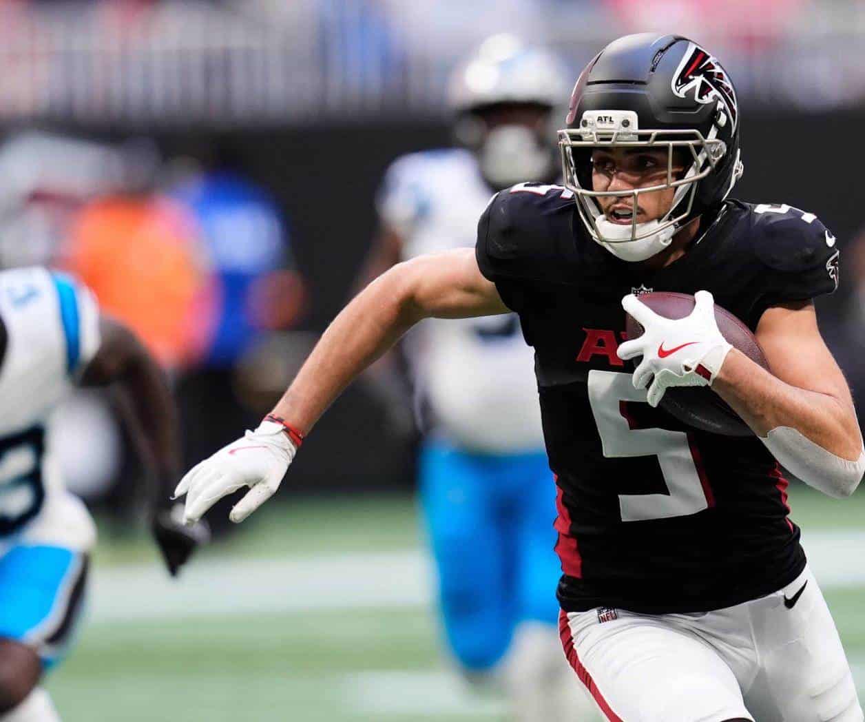 Firma Drake London extensión con Falcons