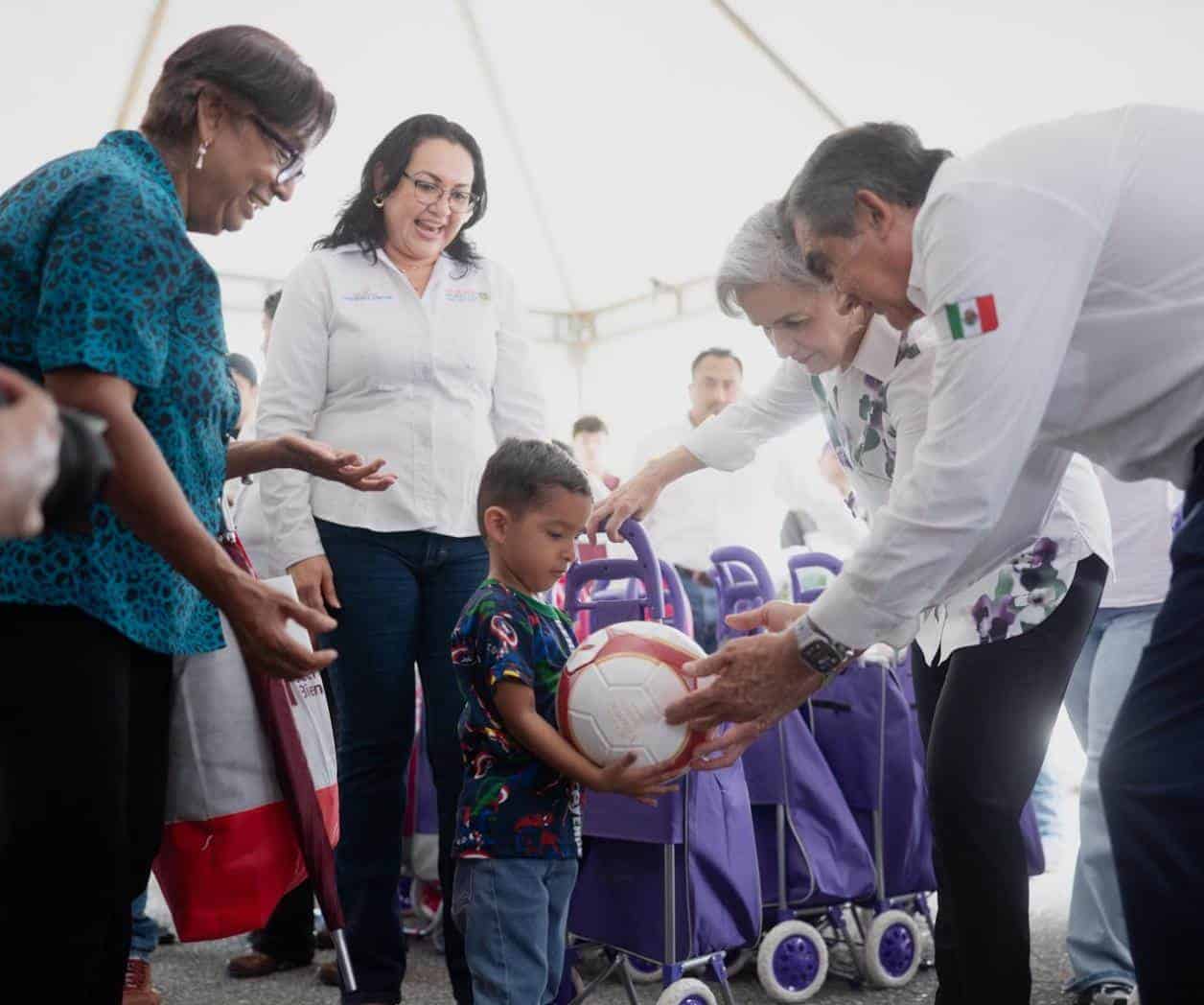 Encabezaron Américo y  María de Villarreal brigada  Transformando Familias