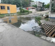 Vecinos en el centro de Reynosa, atrapados entre aguas negras