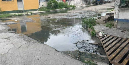 Vecinos en el centro de Reynosa, atrapados entre aguas negras