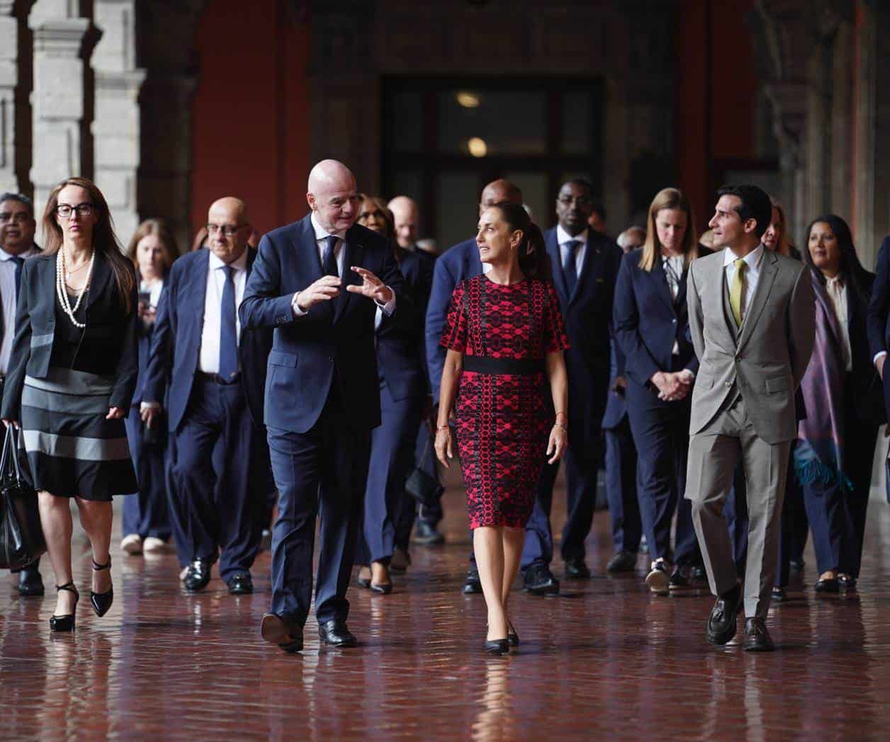 Recibe Sheinbaum  a la cúpula de FIFA