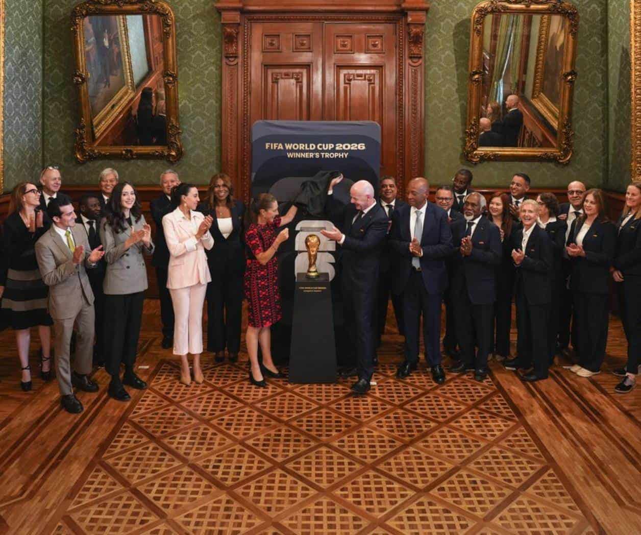  Recibe Sheinbaum a presidente de la FIFA en Palacio Nacional