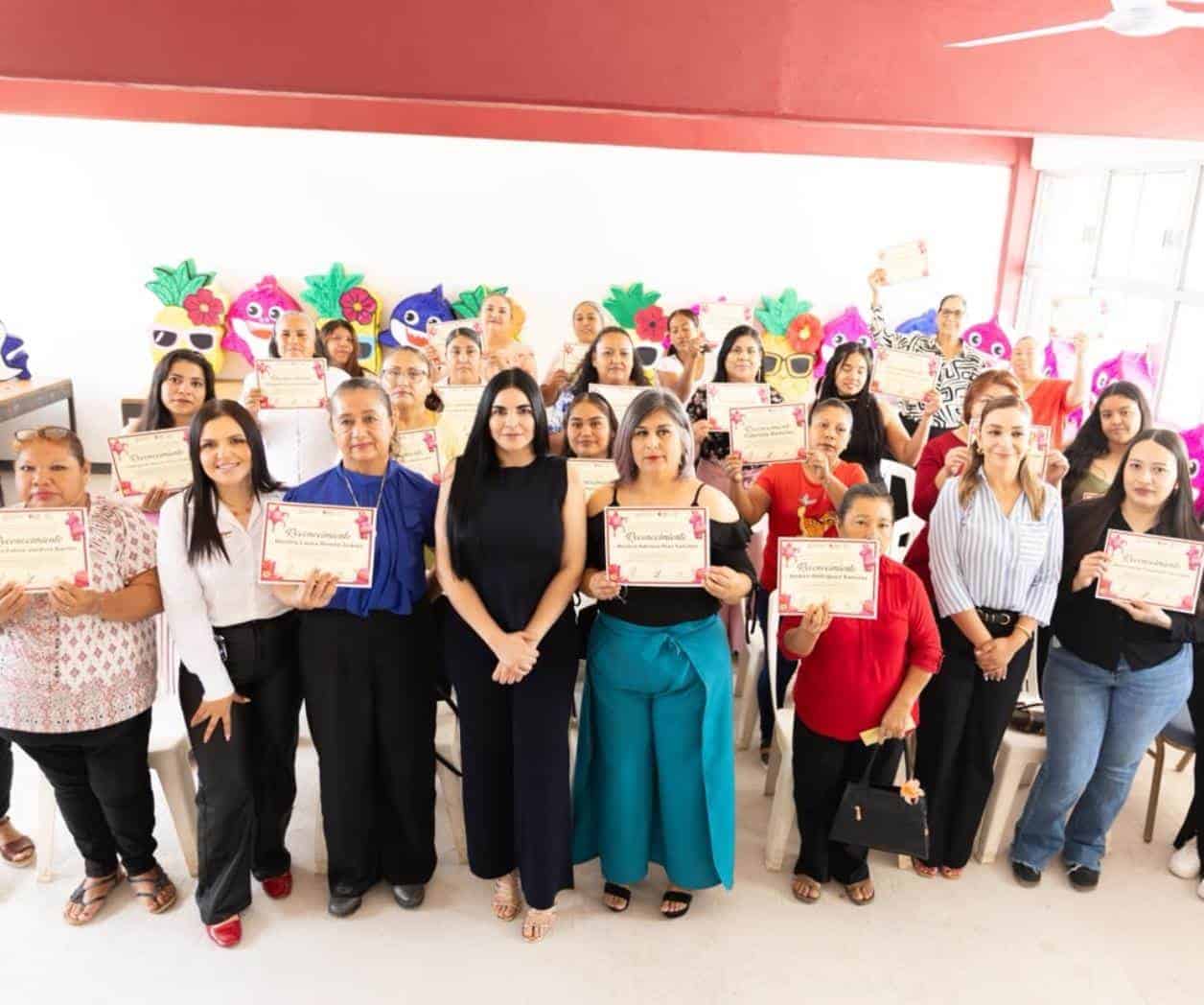 Concluyen curso municipal de elaboración de piñatas en Valadeces