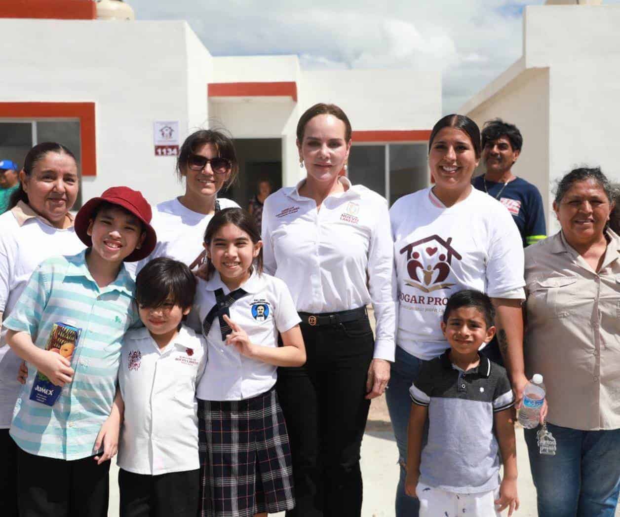Alcaldesa de NLD entrega viviendas