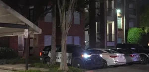 Hallan a mujer sin vida en apartamentos, en Houston