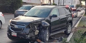 Impactan vehículos contra objetos fijos