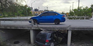 Conductor ebrio abandona camioneta tras caer en canal