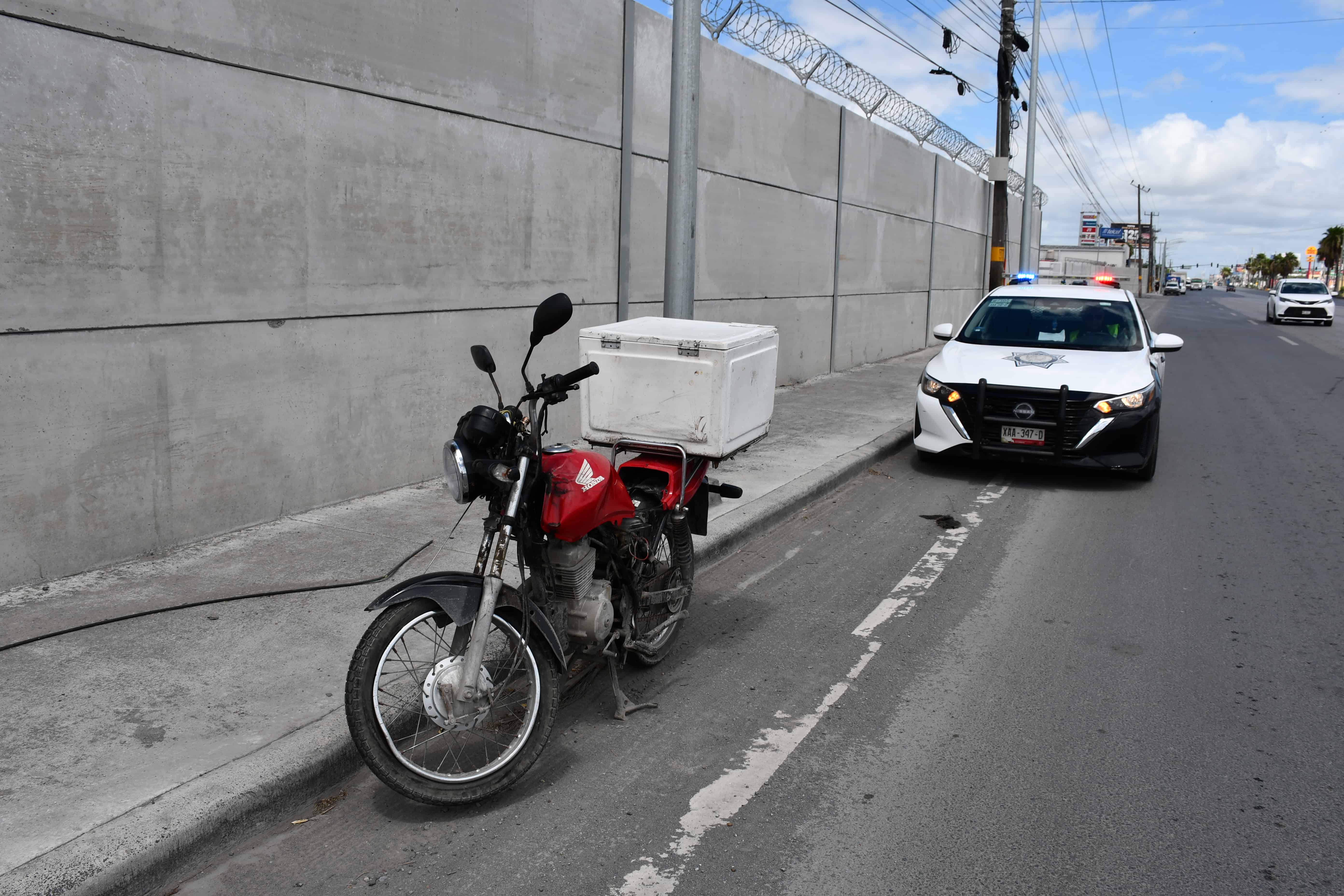 Derrapa moto, revienta llanta y resulta herido Derrapa moto, revienta llanta y resulta herido