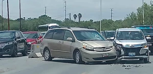 Invade carril y causa tremendo accidente