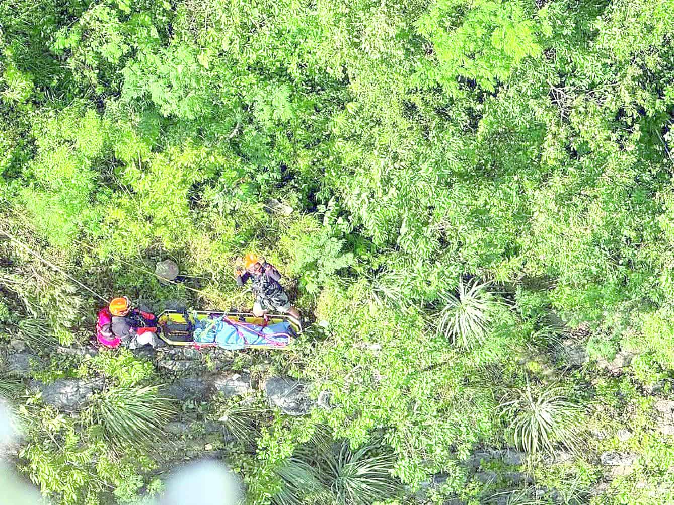 Mueren tamaulipecos al caer a un barranco