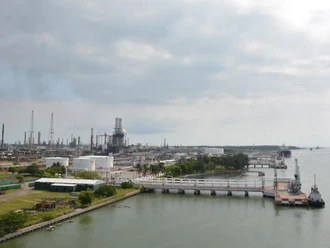 Monitorea Pemex mancha oscura en el río Pánuco