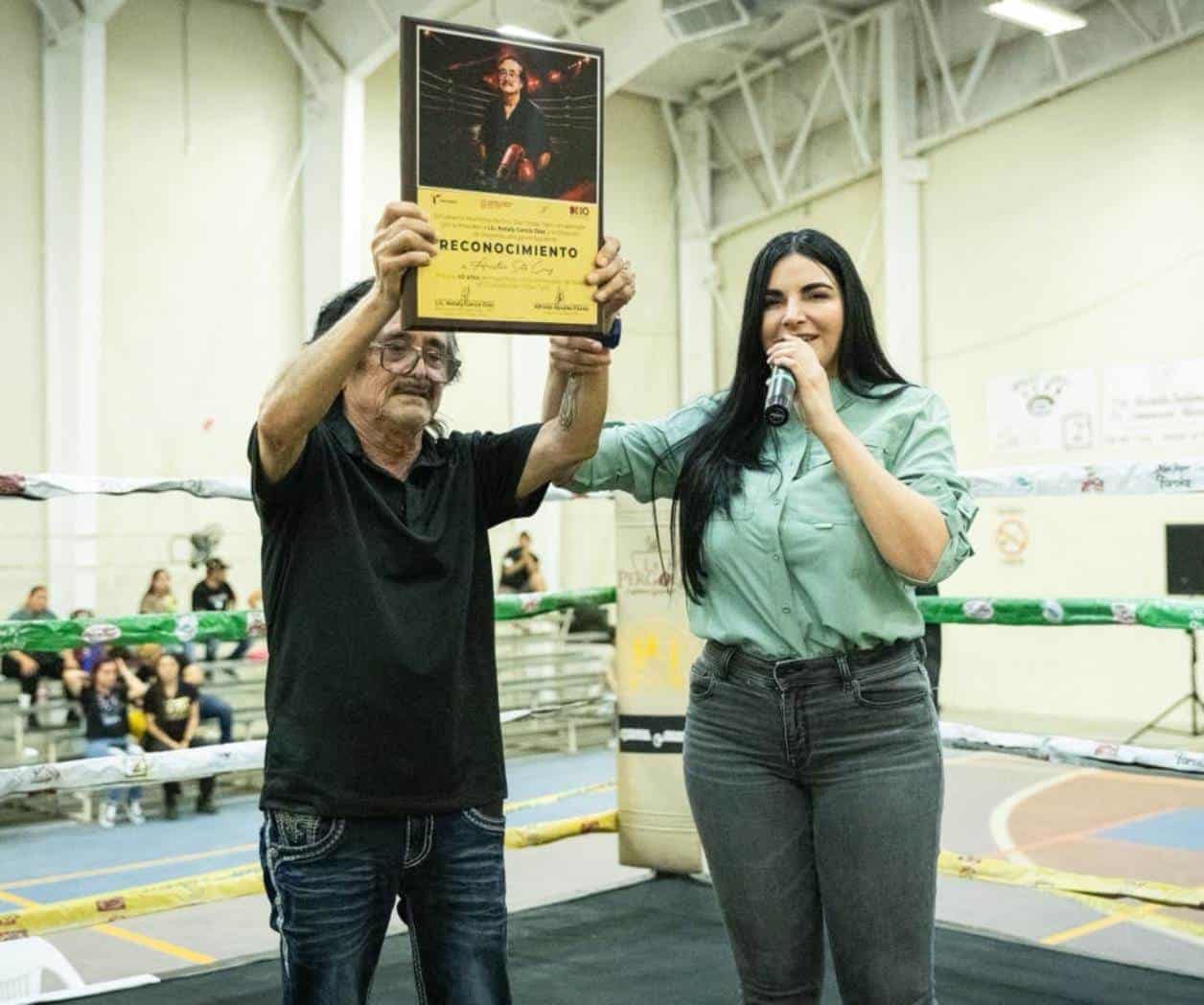 Reconocen la labor de Aristeo en box