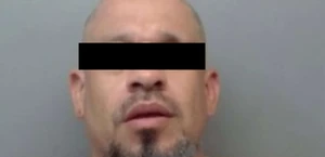 Sujeto intenta estrangular a mujer dentro de su coche