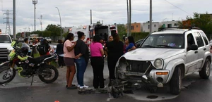 Pareja en motocicleta es impactada por camioneta