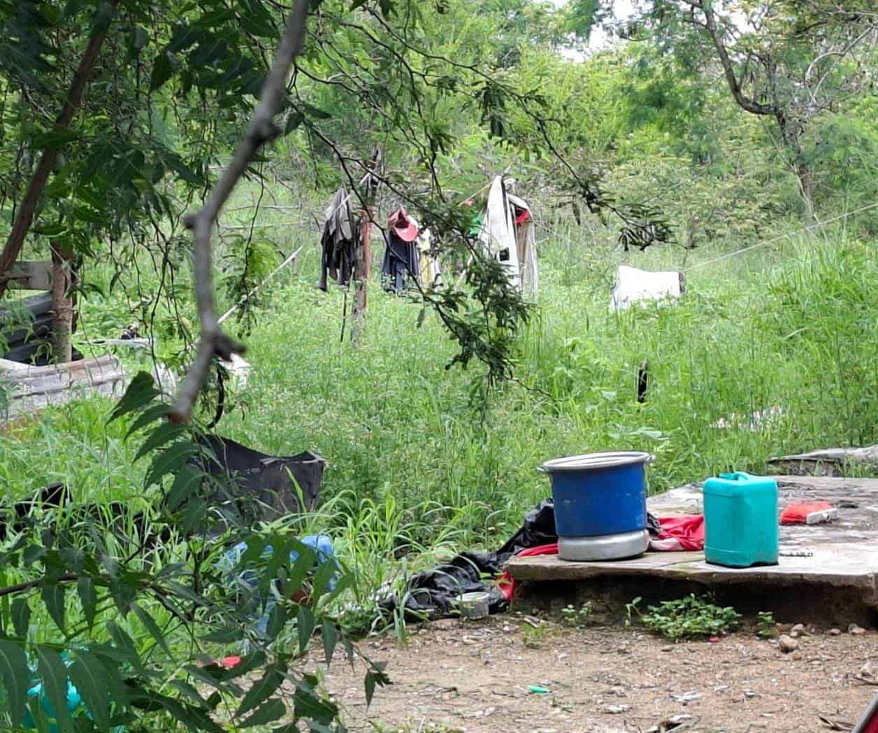 Encuentran cadáver de indigente entre maleza