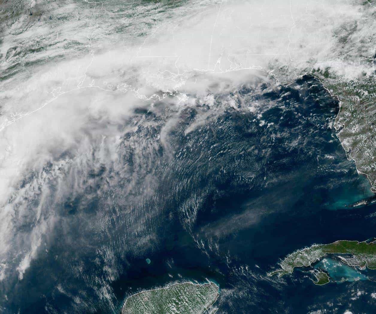 Emerge Arthur frente a las costas de Texas