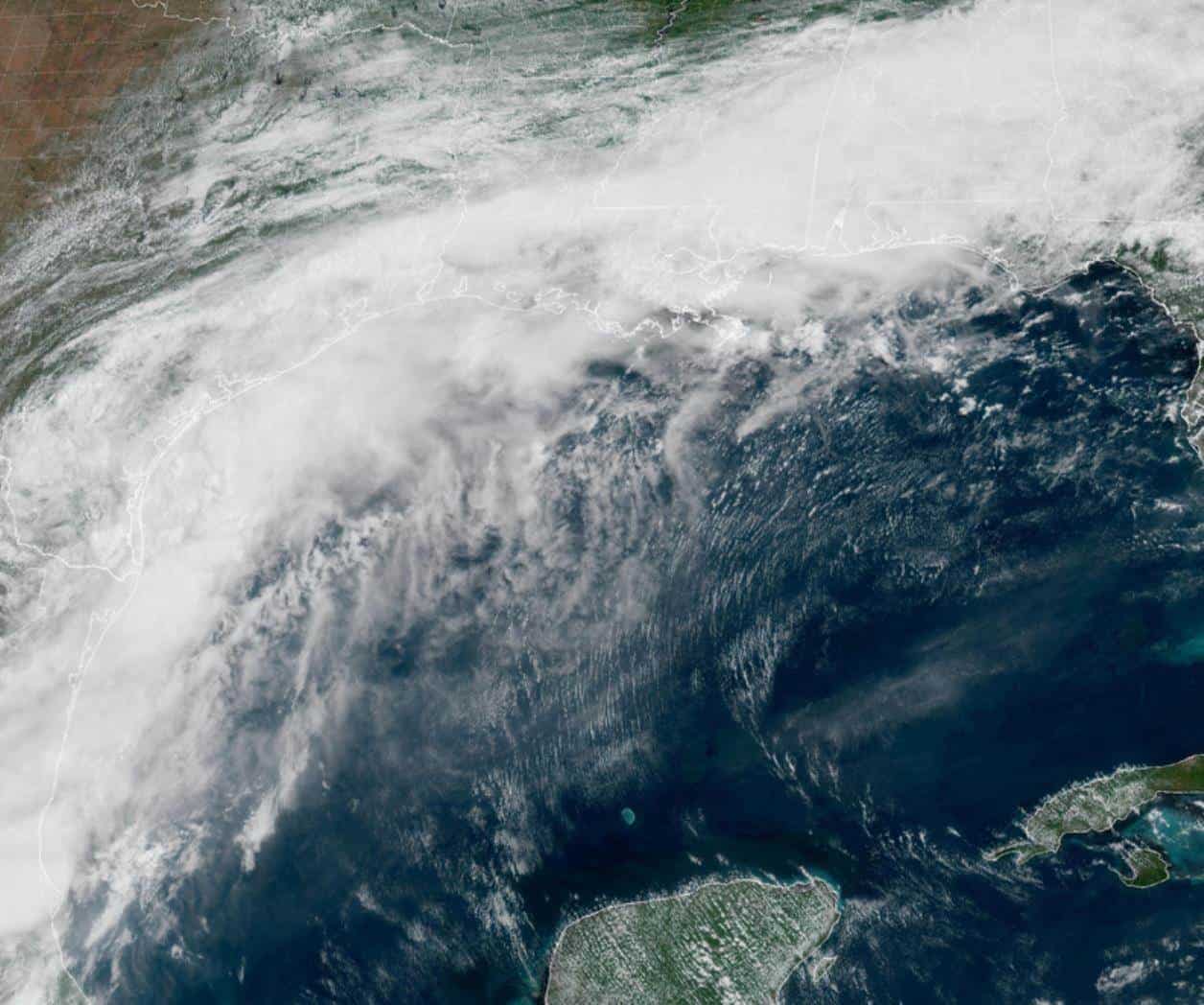 Tormenta tropical Arthur amenaza con generar inundaciones en costa de EEUU en el golfo de México