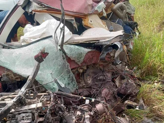 Muere hombre prensado en choque de auto y camión de carga
