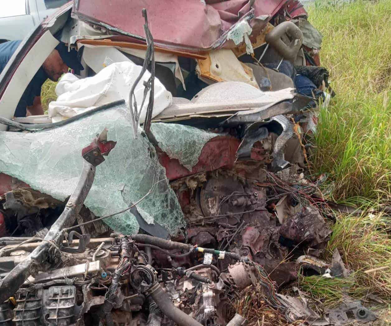 Muere hombre prensado en choque de auto y camión de carga