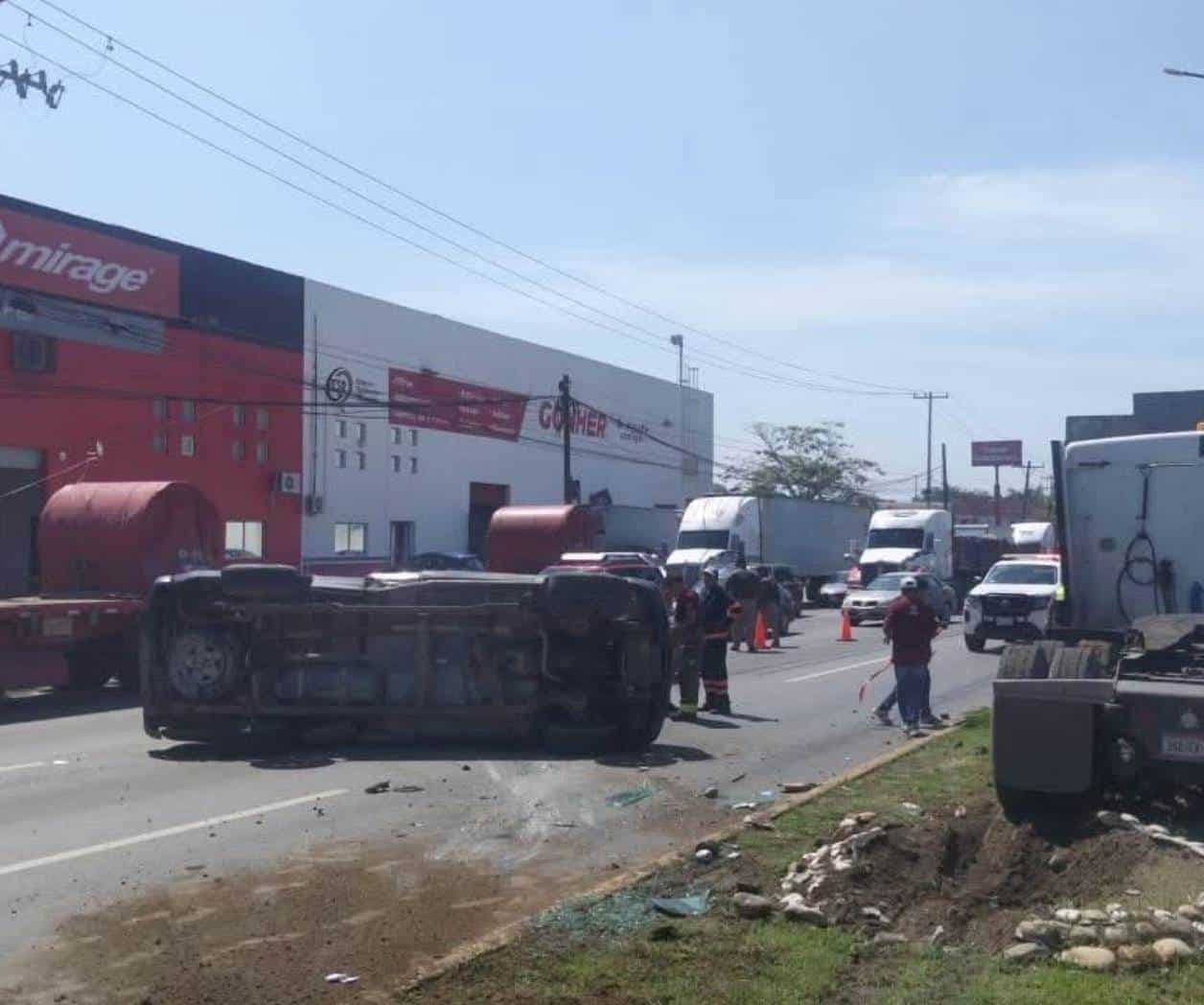 Vuelca camioneta tras ser impactada por tráiler