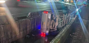 Camioneta cae en canal de desagüe