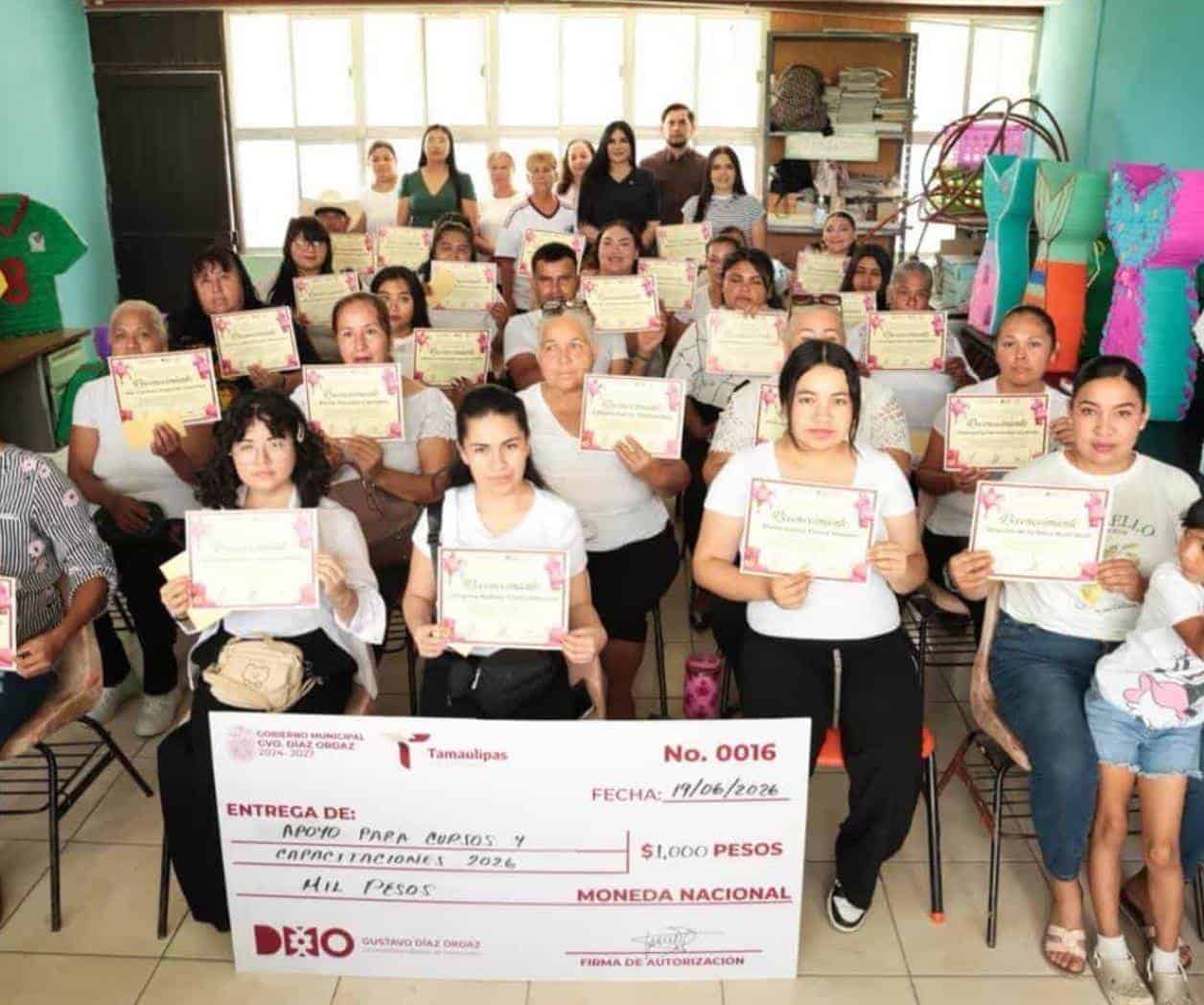 Reconocimientos y estímulos en cierre de curso de piñatas