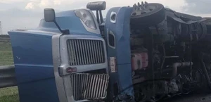 Vuelca tráiler en carretera
