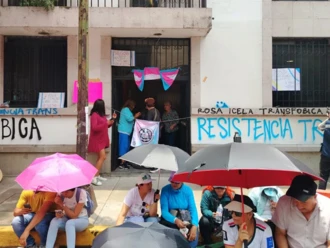 Personas trans y no binarias cumplen un día atrincheradas en Segob