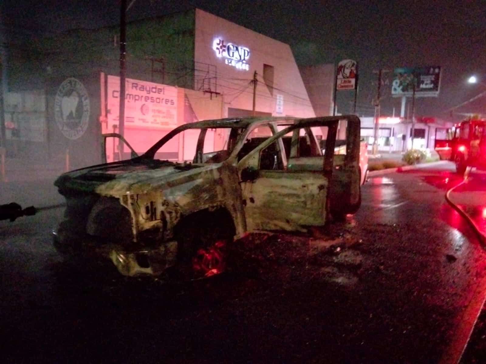 Camioneta arde en llamas Camioneta arde en llamas