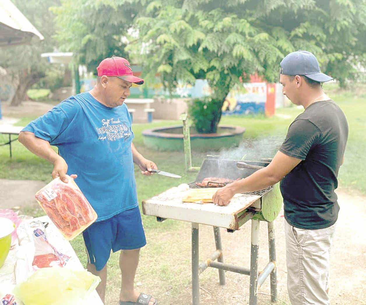Papá festeja... pero sigue en el asador